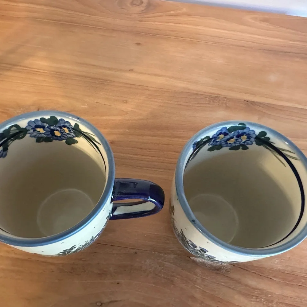 Pair of Elegant Floral Ceramic Mugs - Cream and Blue - Picture 2 of 4
